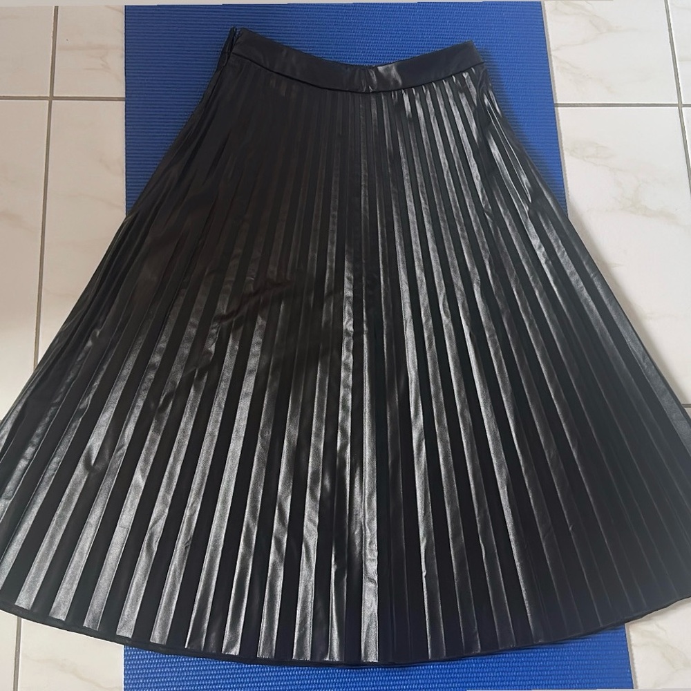 Elegant Black Pleated Skirt